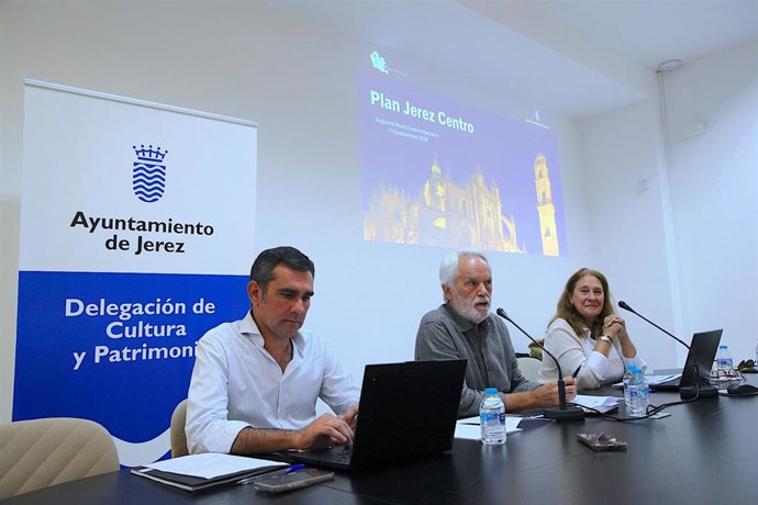 El primer teniente de alcaldesa y delegado de Centro Histórico del Ayuntamiento de Jerez de la Frontera (Cádiz), Agustín Muñoz, en una reunión de la Mesa del Centro Histórico.