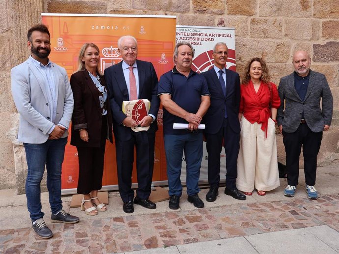 Las autoridades, antes de inaugurar el I Foro Nacional de Inteligencia Artificial y Accesibilidad Universal.