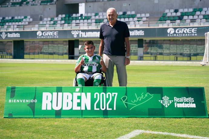 Rubén de la Bandera, con espina bífida, junto a Rafael Gordillo, tras su presentación como 'Fichaje Estrella' de la Fundación Real Betis, sobre el césped de la Ciudad Deportiva Luis del Sol
