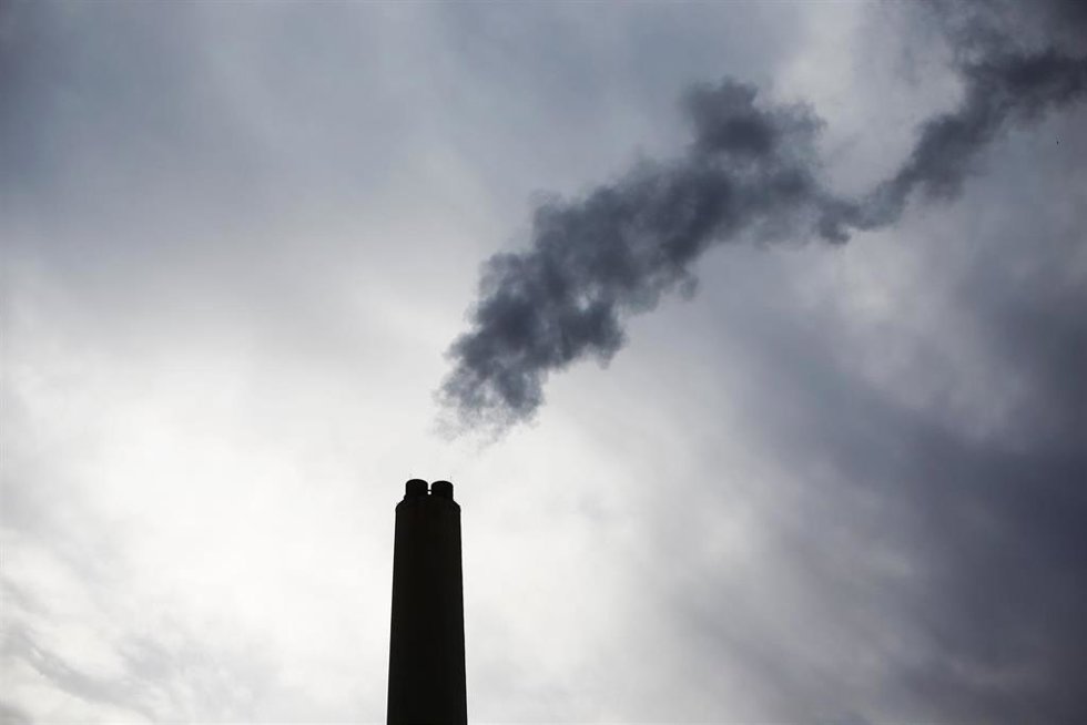 Archivo - Chimenea de una fábrica