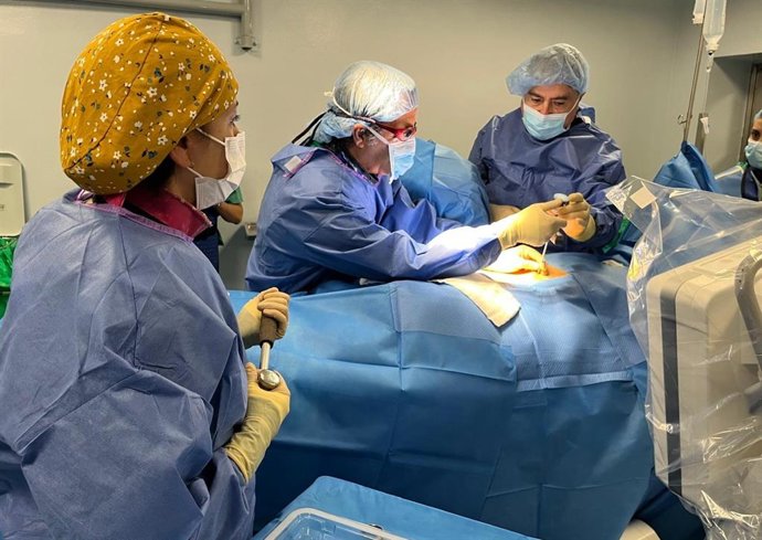 El HUNSC realiza por primera vez un procedimiento para tratar una de las causas del dolor lumbar sin cirugía