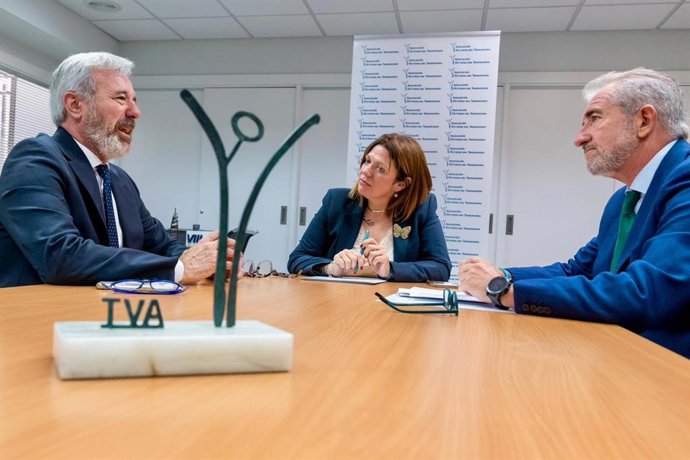 Archivo - El presidente del Gobierno de Aragón, Jorge Azcón, y la presidenta de AVT, Lucía Ruiz.