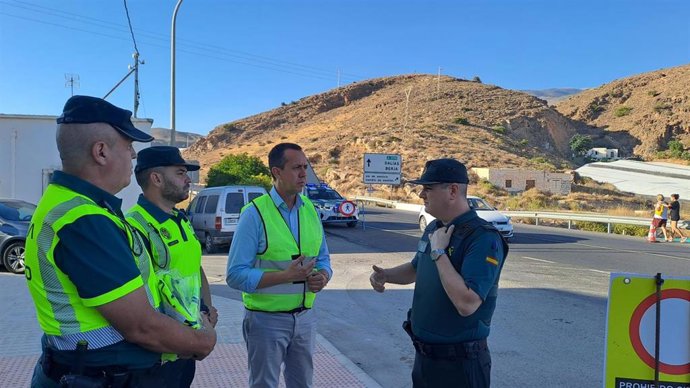 El subdelegado del Gobierno en Almería, José María Martín, visita el dispositivo con motivo de la peregrinación al Cristo de la Luz de Dalías (Almería).