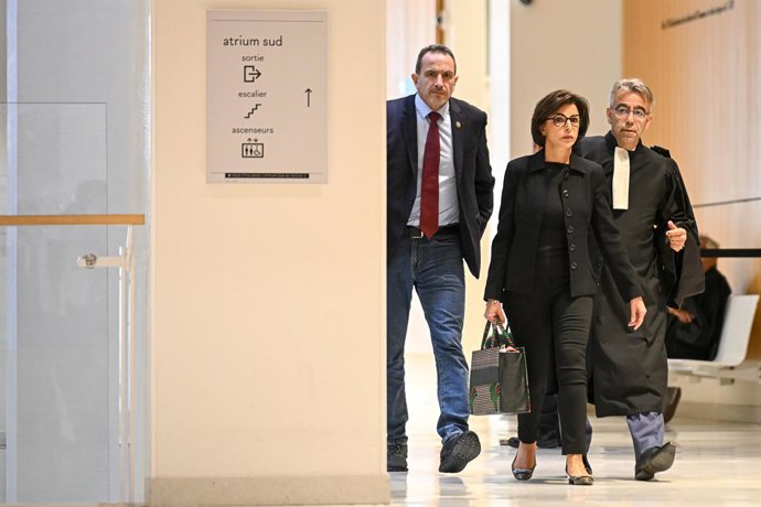 16 de setembro de 2026, Paris, França: Rachida Dati chega ao Tribunal Regional de Paris em 16 de setembro de 2026. O julgamento do caso de corrupção envolvendo Rachida Dati e Carlos Ghosn teve início. Ele ocorrerá de 16 a 28 de setembro de 2026. A ex-mini