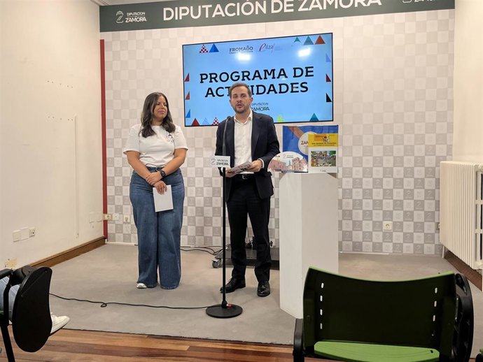 Sara Fregenera y Víctor de la Parte durante la presentación de Fromago.