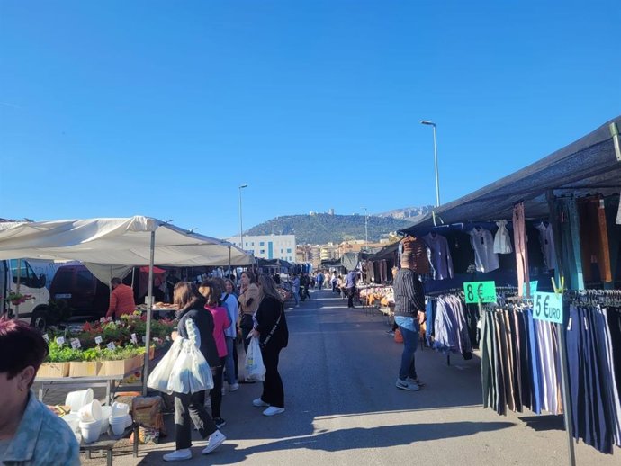 Archivo - Mercadilllo de Jaén en el Bulevar.