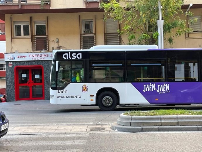 Archivo - Autobús urbano de Jaén.
