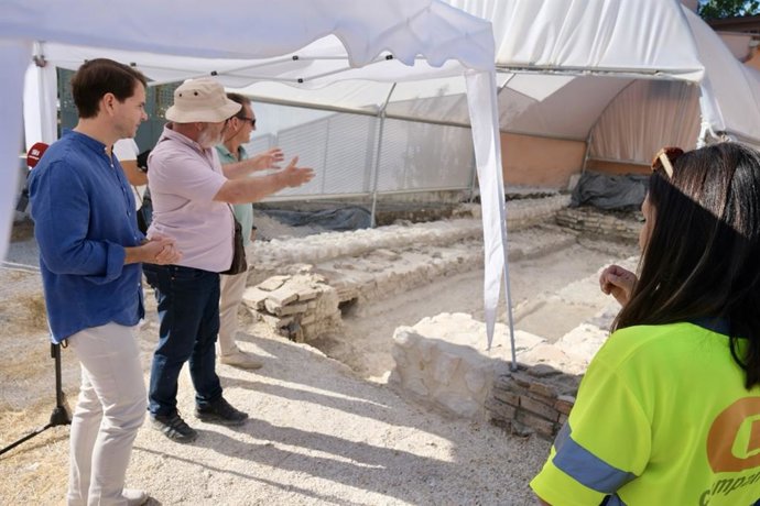 El alcalde de Cabra, Fernando Priego (izda.), visita las actuaciones en la Villa del Mitra.