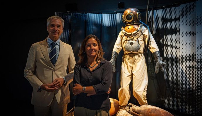 El director de CaixaForum Zaragoza, Ricardo Alfós; y la comisaria y responsable del Centre d'Arqueologia Subaquàtica de Catalunya-Museu d'Arqueologia de Catalunya (MAC), Rut Geli, presentan 'Naufragios. Arqueología sumergida',