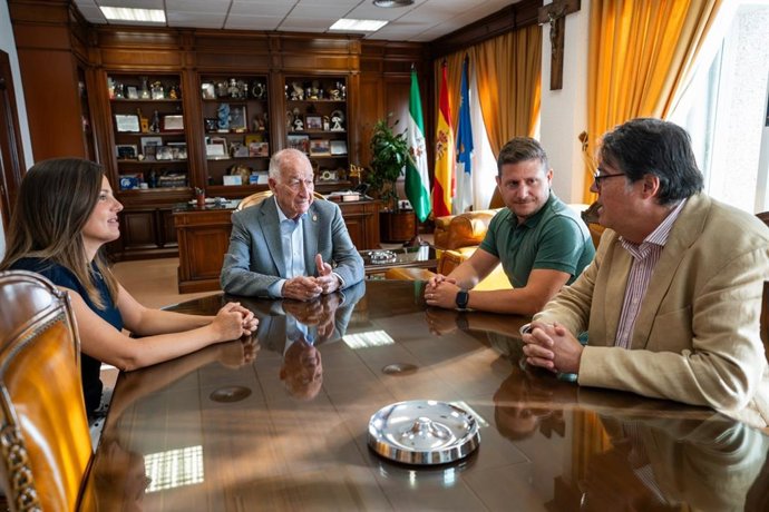 Reunión entre representantes del Ayuntamiento de Roquetas de Mar (Almería) y Endesa para abordar nuevos proyectos municipales.