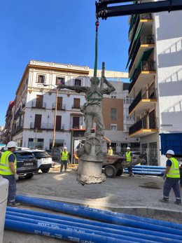 Retirada del monumento a Rodrigo de Triana.
