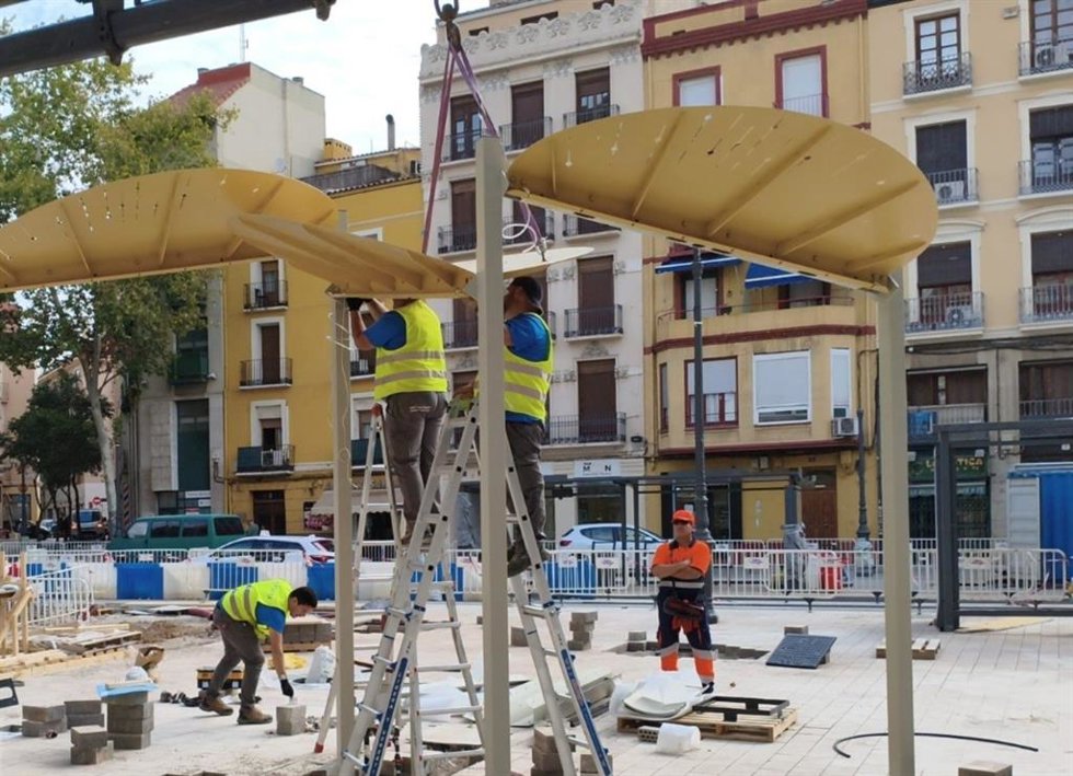 Instalación de la pérgola en la nueva plaza de San Miguel.