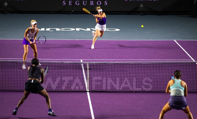 Archivo - Erin Routliffe of New Zealand & Gabriela Dabrowski of Canada in action during the first round robin doubles match of the 2023 WTA Finals Cancun WTA tennis tournament