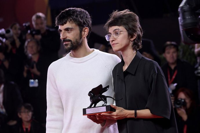 Os diretores Yuval Abraham e Rachel Szor posam com o Prêmio Especial do Júri por “Naza” após a cerimônia de encerramento do Festival Internacional de Cinema de Veneza, em 11 de setembro de 2026, em Veneza (Itália). O Festival, o mais antigo do mundo, h