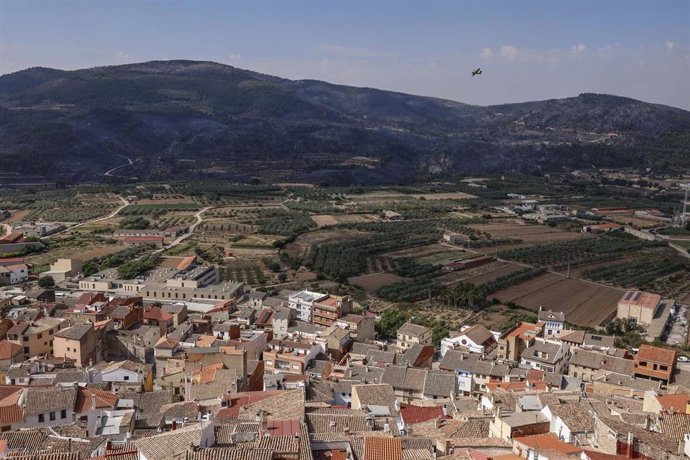 Un helicóptero trabaja en las labores de extinción del incendio forestal, a 16 de septiembre de 2026, en Tuéjar, Valencia, Comunidad Valenciana (España). 