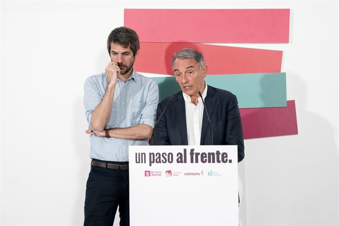 Archivo - El ministro de Cultura, Ernest Urtasun, y el dirignte de IU, Enrique Santiago, durante una rueda de prensa en el Espacio Ecooo, a 4 de mayo de 2026, en Madrid (España).