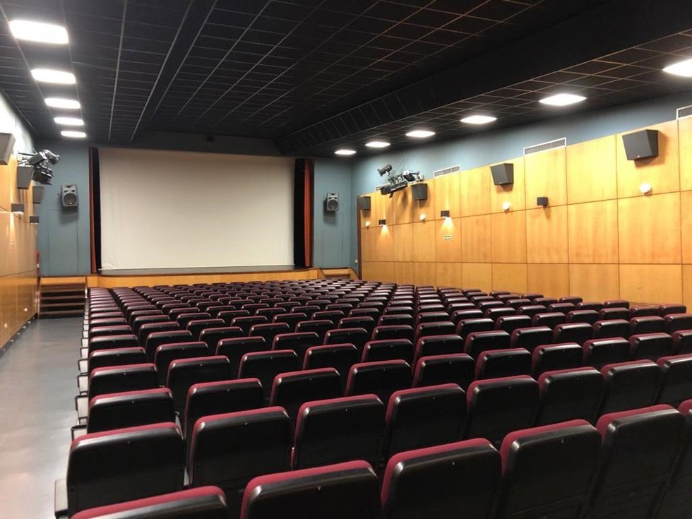 Archivo - Nueva pantalla de cine de la Sala Bretón