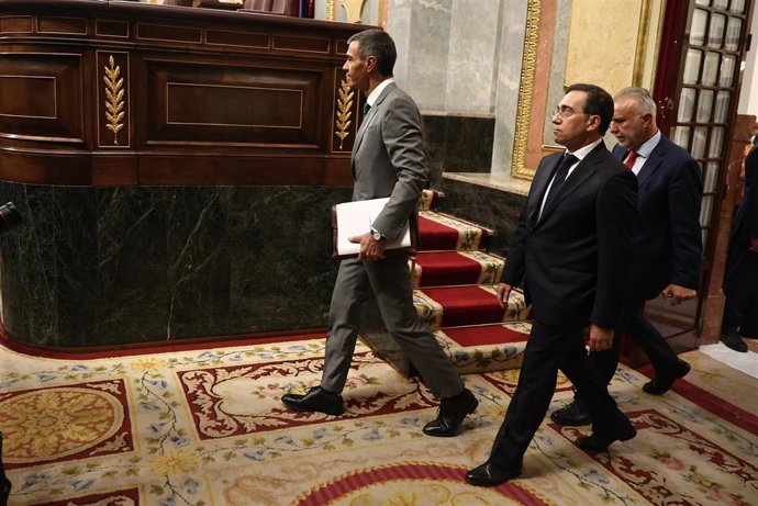 El presidente del Gobierno, Pedro Sánchez, junto al ministro de Asuntos Exteriores, Unión Europea y Cooperación, José Manuel Albares