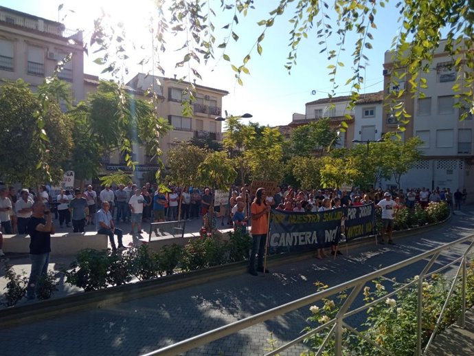 Concentración contra la explotación de la cantera de La Lancha.