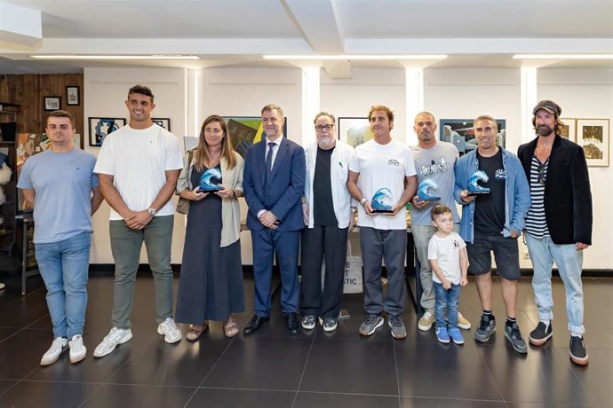 El consejero de Cultura, Turismo y Deporte, Luis Martínez Abad, asiste al homenaje a los primeros surfistas que participaron en la Vaca Gigante.