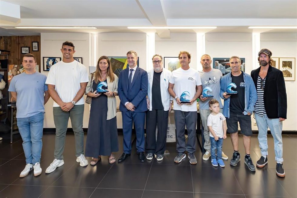 El consejero de Cultura, Turismo y Deporte, Luis Martínez Abad, asiste al homenaje a los primeros surfistas que participaron en la Vaca Gigante.