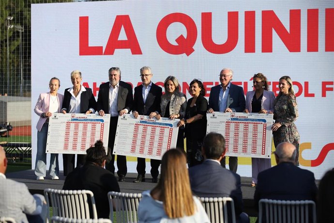 La ministra de Educación, Formación Profesional y Deportes, Milagros Tolón, y el Ministro de Hacienda, Arcadi España, junto a demás directivos en la presentación de la nueva Quiniela en el Consejo Superior de Deportes de Madrid.