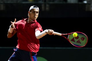 Tenis, Chile vs Serbia. Copa Davis 2026. El jugador de Chile Alejandro Tabilo regresa la pelota frente a Ognen Milic de Serbia durante el partido de sinles de la Copa Davis valido por el Grupo Mundial, disputado en el Court Central Anita Lizana, Parque
