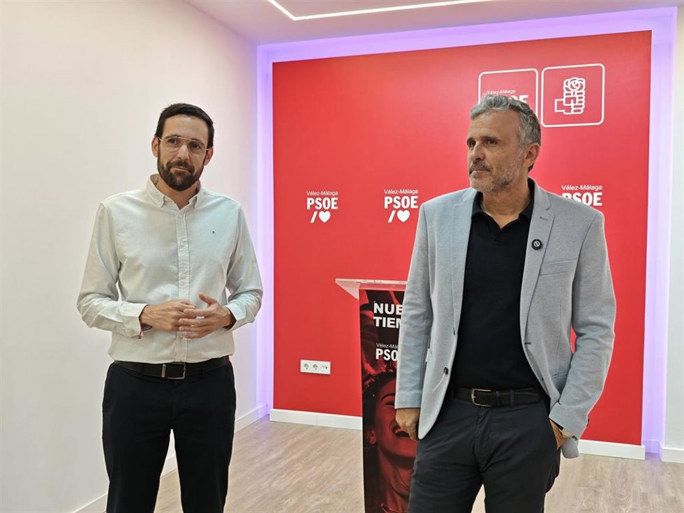 Archivo - El diputado nacional del PSOE, Ignacio López, y el secretario general del PSOE de Vélez-Málaga, Víctor González. Imagen de archivo. 