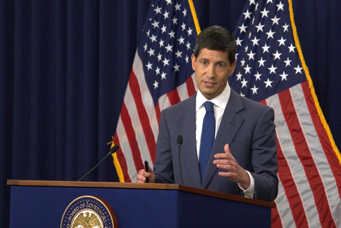 Archivo - Arquivo - WASHINGTON, 29 de julho de 2026  -- O presidente do Federal Reserve dos EUA, Kevin Warsh, participa de uma coletiva de imprensa em Washington, D.C., nos Estados Unidos, em 29 de julho de 2026. O Federal Reserve dos EUA manteve, nesta q
