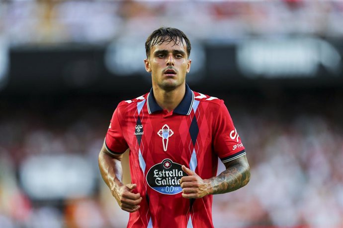 Miguel Roman, do RC Celta de Vigo, observa durante a partida de futebol da liga espanhola, LaLiga EA Sports, disputada entre o Valencia CF e o RC Celta de Vigo no estádio Mestalla, em 22 de agosto de 2026, em Valência, Espanha.