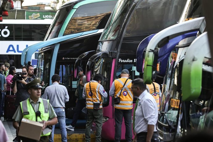 Santiago, 30 de diciembre 2025.  En el marco de Año Nuevo y la masiva salida de capitalinos, autoridades entregan detalles sobre el despliegue preventivo y de fiscalizacion que se esta implementando a nivel nacional desde el Terminal Sur ubicado en