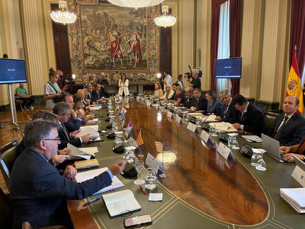 El conseller de Agricultura, Pesca y Medio Natural, Joan Simonet, en una de las reuniones mantenidas en el Ministerio de Agricultura, Pesca y Alimentación.