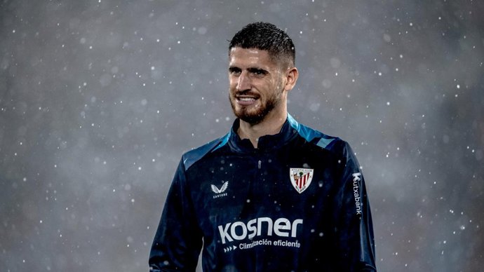Oihan Sancet durante el calentamiento previo al Levante UD-Athletic Club de LaLiga EA Sports 26-27