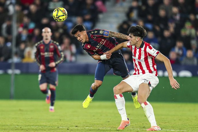 Archivo - Arquivo - Roger Brugue, do Levante UD, em ação durante a partida de futebol da LaLiga EA Sports, disputada entre o Levante UD e o Athletic Club Bilbao no estádio Ciutat de Valencia, em 29 de novembro de 2025, em Valência, Espanha.