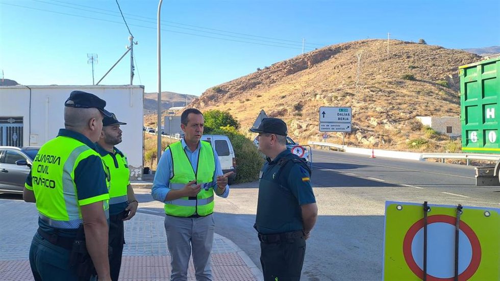El subdelegado del Gobierno en Almería, José María Martín Fernández, en la visita al dispositivo especial en marcha, con motivo de la peregrinación del Cristo de la Luz.