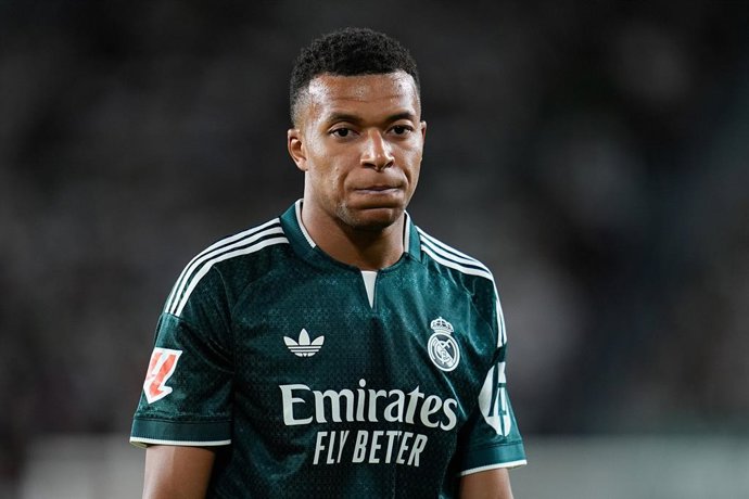 Kylian Mbappé, do Real Madrid CF, observa durante a partida de futebol da Liga Espanhola, LaLiga EA Sports, disputada entre o Elche CF e o Real Madrid CF no Estádio Manuel Martínez Valero, em 15 de setembro de 2026, em Elche, Espanha.