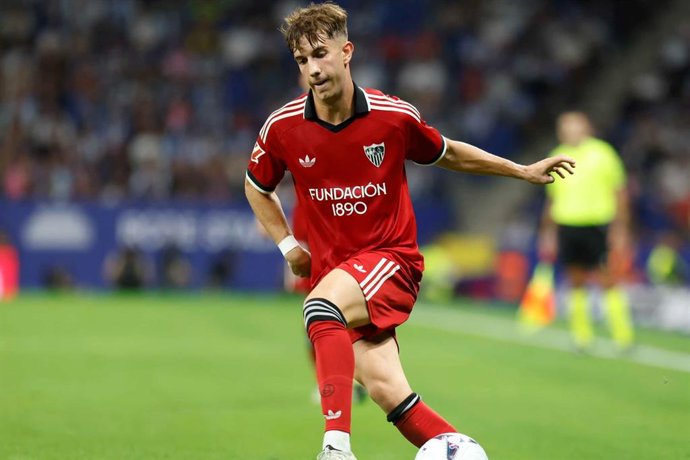 6 de setembro de 2026, Sabadell, Barcelona, Espanha: Barcelona, Espanha, 06/09/2026. Miguel Sierra (Sevilla FC) controla a bola durante a partida da La Liga EA Sports entre o Espanyol e o Sevilla FC no Estádio RCDE, em 6 de setembro de 2026, em Barcelona.