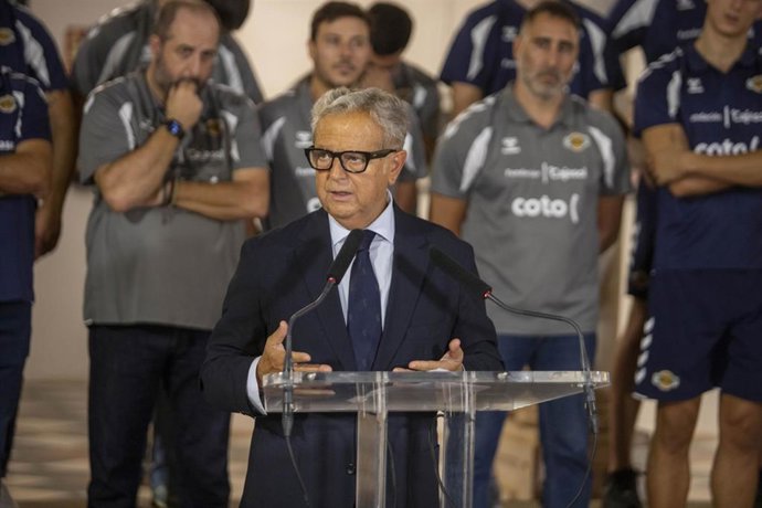 El presidente de la Diputación de Córdoba, Salvador Fuentes, junto al Cajasol Coto Córdoba CB durante la presentación de la temporada 26/27.