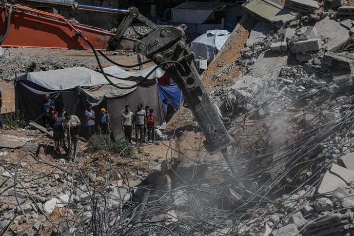 16 de setembro de 2026, Palestina: Equipes da Defesa Civil de Gaza resgatam pessoas de um prédio que desabou na área de Al-Sinaa, a oeste da Cidade de Gaza, em Gaza. Relatos iniciais indicavam que várias pessoas haviam morrido e dezenas estavam desapareci
