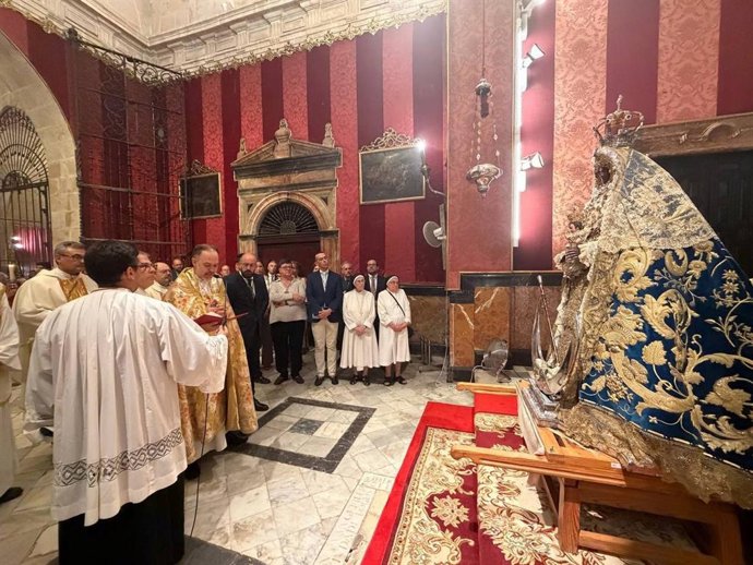 Procesión claustral en la que la imagen de la Virgen de los Milagros, Patrona de la ciudad, ha sido trasladada desde la nave central de la Basílica hasta su camarín.