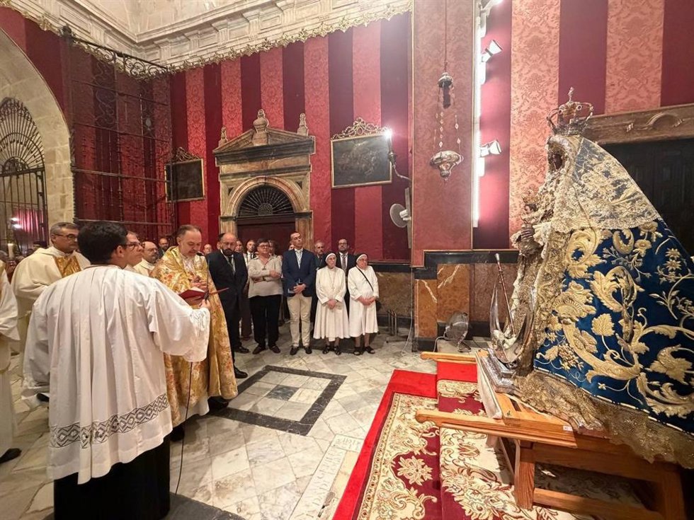 Procesión claustral en la que la imagen de la Virgen de los Milagros, Patrona de la ciudad, ha sido trasladada desde la nave central de la Basílica hasta su camarín.