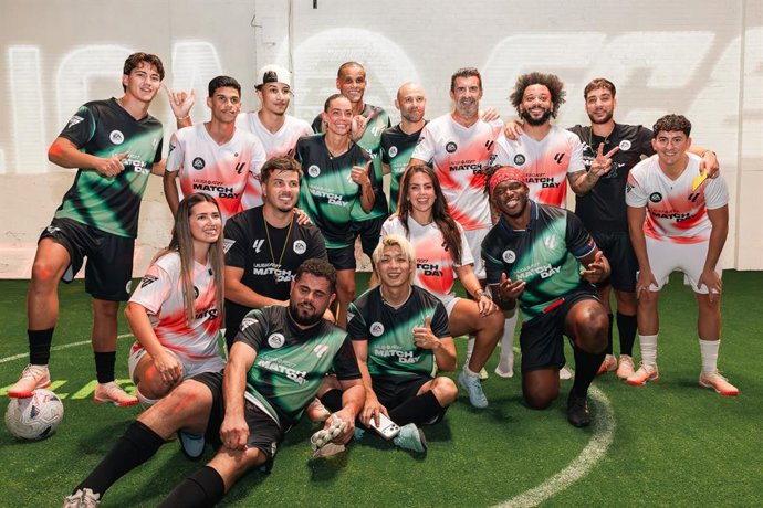 Exjugadores y creadores de contenido posan antes de n LALIGA FC27 MATCHDAY