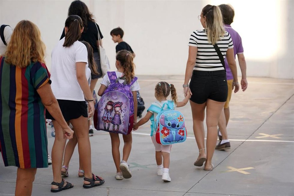 Archivo - Niños y padres hacen cola para entrar al colegio. Imagen de archivo. 