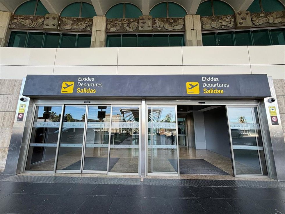 Archivo - Aeropuerto de Manises en imagen de archivo