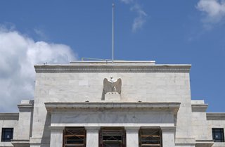 Archivo - WASHINGTON, July 29, 2026  -- Photo taken on July 29, 2026 shows the U.S. Federal Reserve building in Washington, D.C., the United States. The U.S. Federal Reserve on Wednesday kept the target range for the federal funds rate unchanged at 3.5 to