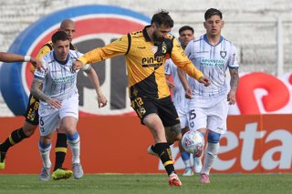 Futbol, Coquimbo Unido vs Huachipato Fecha 21, Liga de Primera 2026. El jugador de Coquimbo Unido , centro, disputa el balon con Maximiliano Rodriguez de Huachipato durante el partido de la Liga de primera realizado en el estadio Municipal de La Cisterna