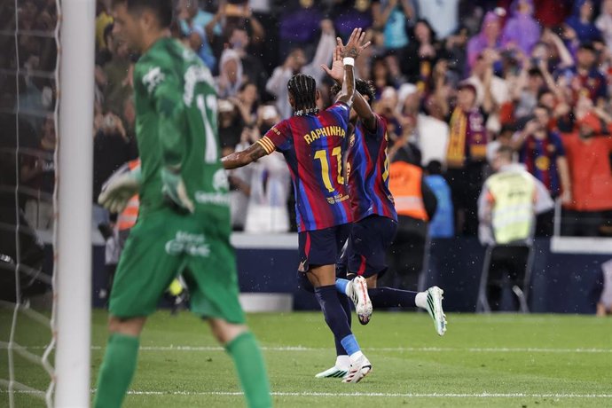 Raphinha celebra uno de sus goles en el FC Barcelona-Real Racing de LaLiga EA Sports 26-27