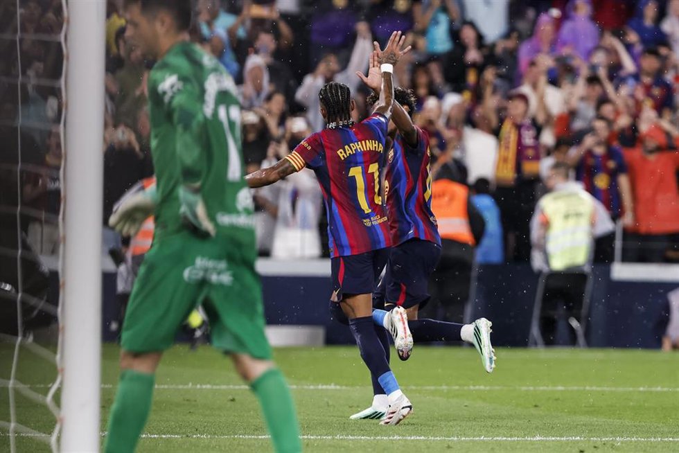 Raphinha celebra uno de sus goles en el FC Barcelona-Real Racing de LaLiga EA Sports 26-27