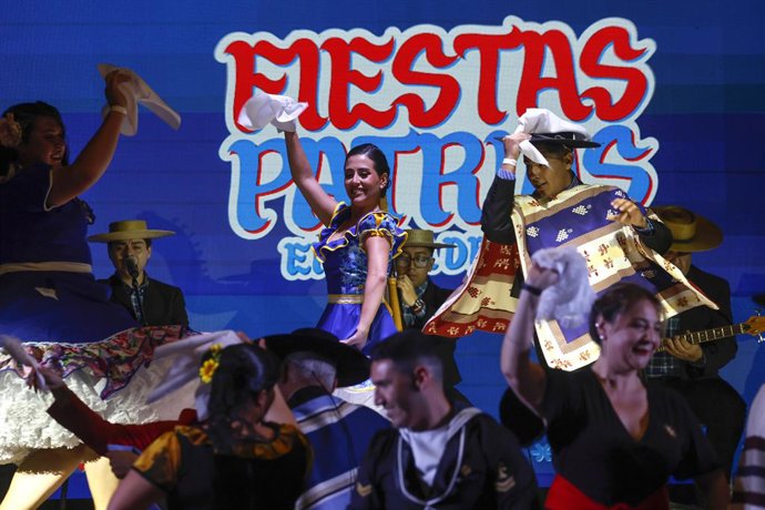Vina del Mar, 16 de septiembre 2026 La alcaldesa Macarena Ripamonti baila un pie de cueca durante la inauguracion de la celebracion de Fiestas Patrias en el Sporting Club Sebastian Cisternas/Aton Chile