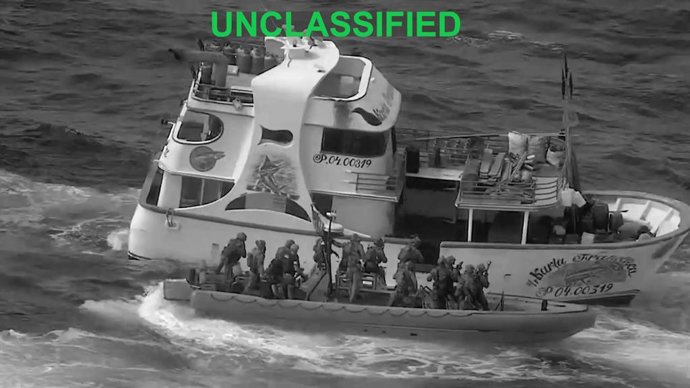Captura de las imágenes difundidas por el SOUTHCOM de la interceptación de una embarcación supuestamente ligada a Los Choneros en el océano Pacífico oriental